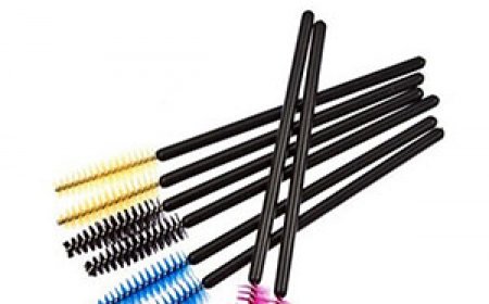 Fluttering with Flawless Lashes: The Magic of an Eyelash Brush